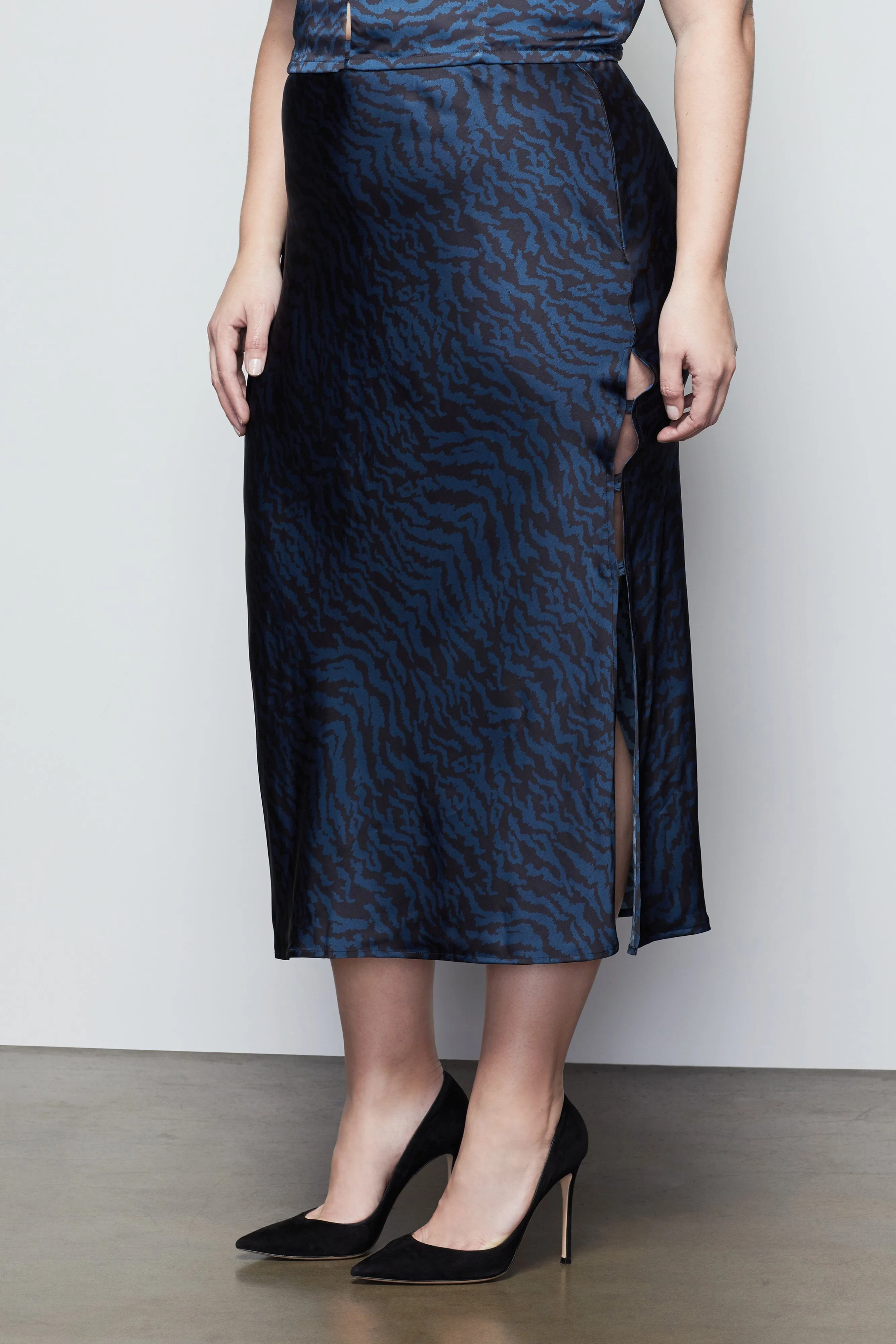 GETAWAY SKIRT | NAVY ZEBRA001