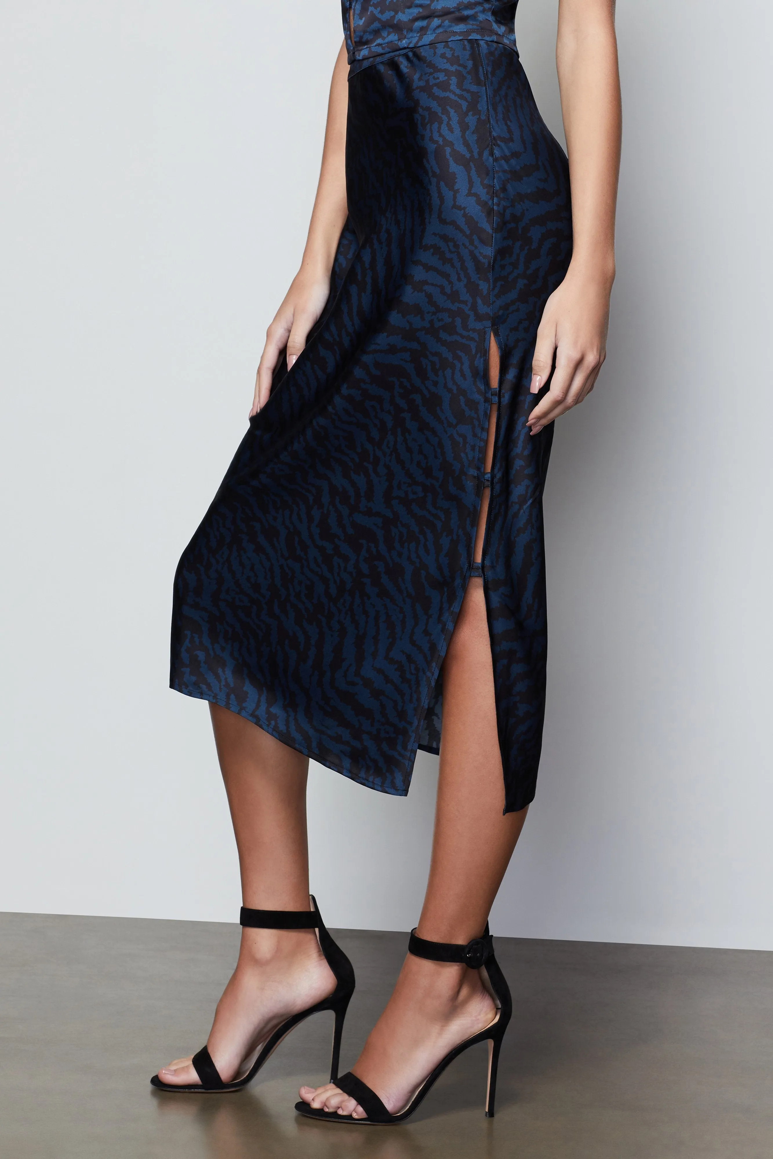 GETAWAY SKIRT | NAVY ZEBRA001