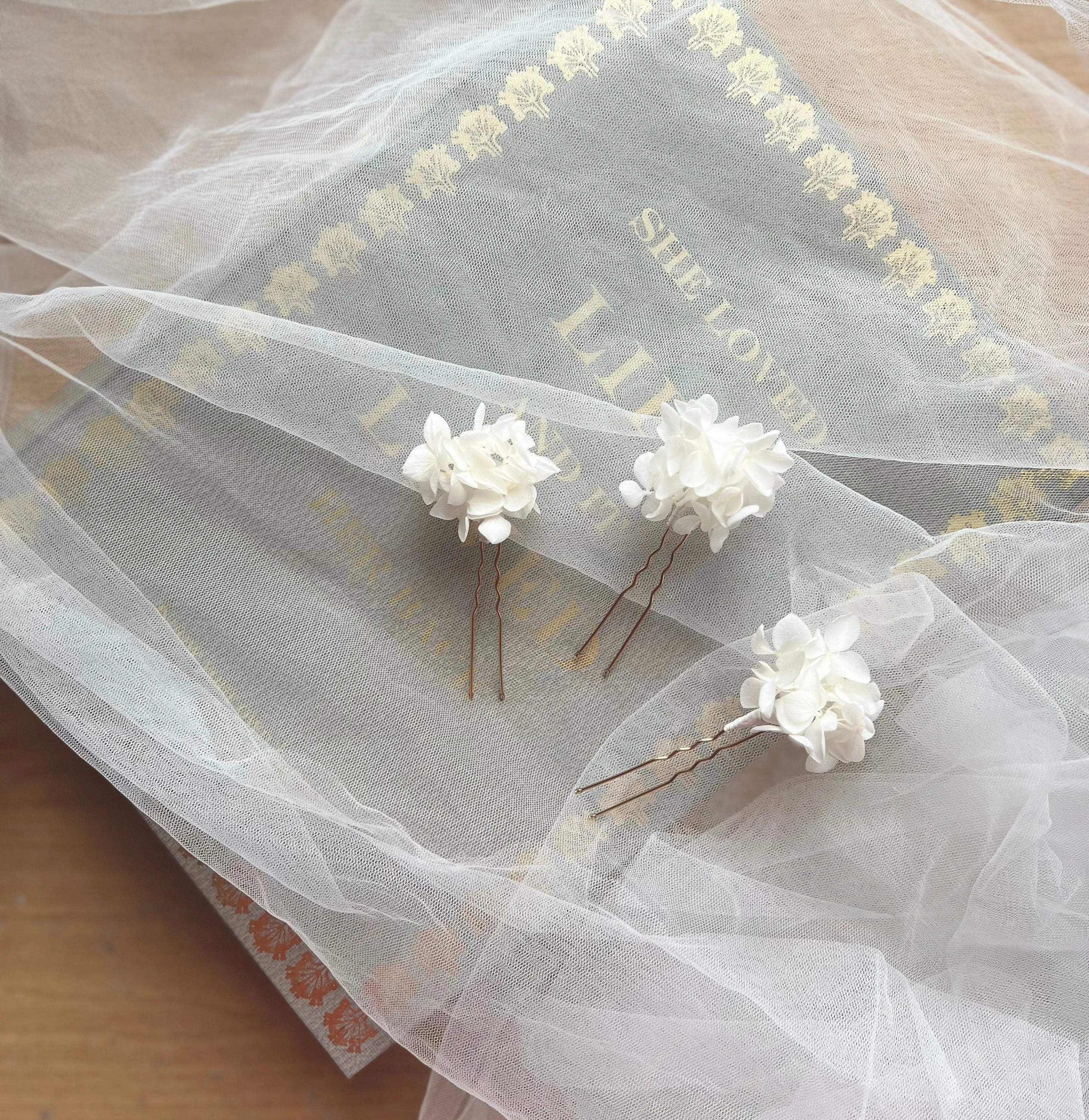 White Flower Bridal Hair Pins, Floral Wedding Hair Pins, Minimal Bride Hair Accessories, Ivory Preserved Hydrangea Hair Picks UK