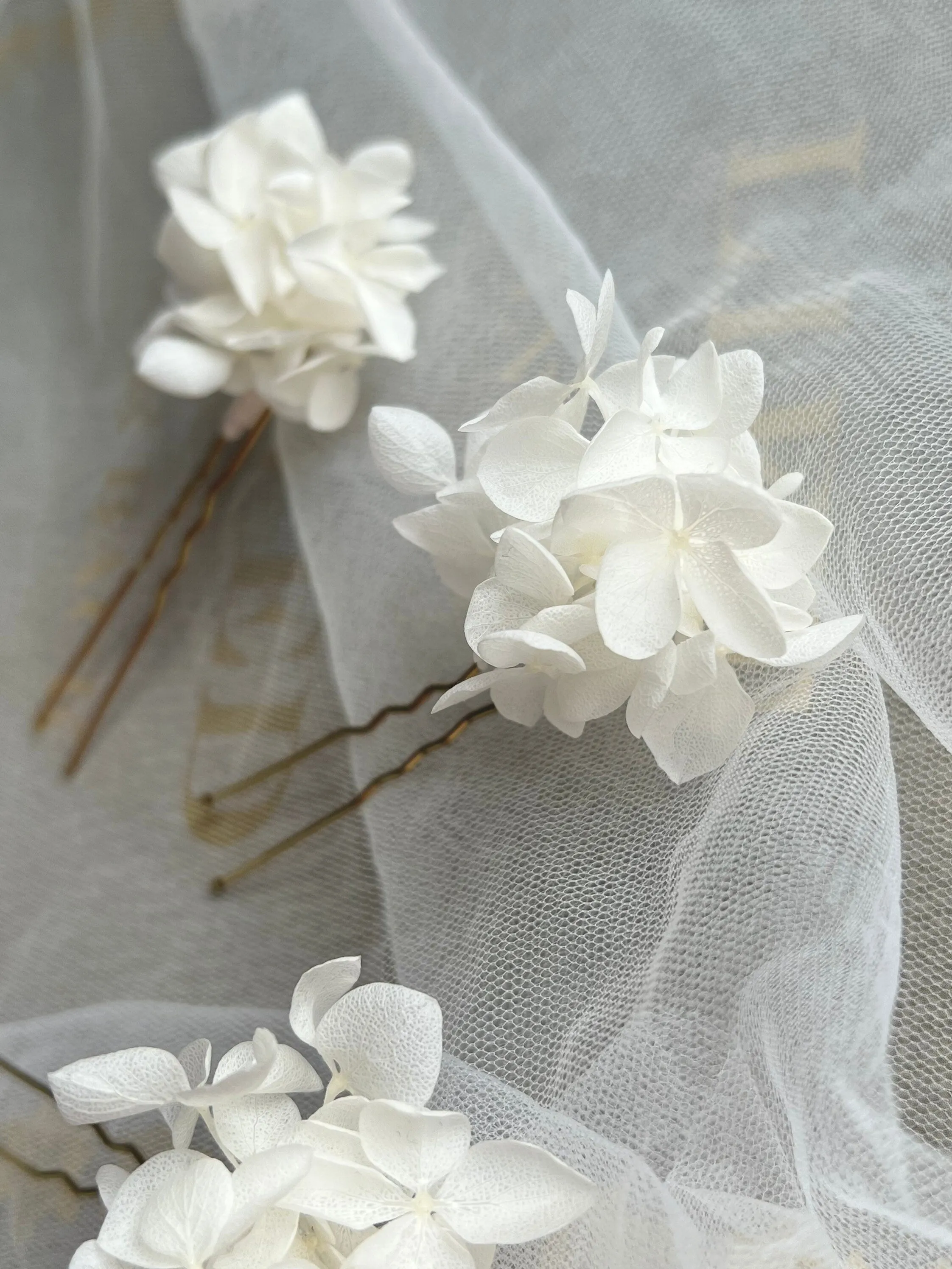 White Flower Bridal Hair Pins, Floral Wedding Hair Pins, Minimal Bride Hair Accessories, Ivory Preserved Hydrangea Hair Picks UK