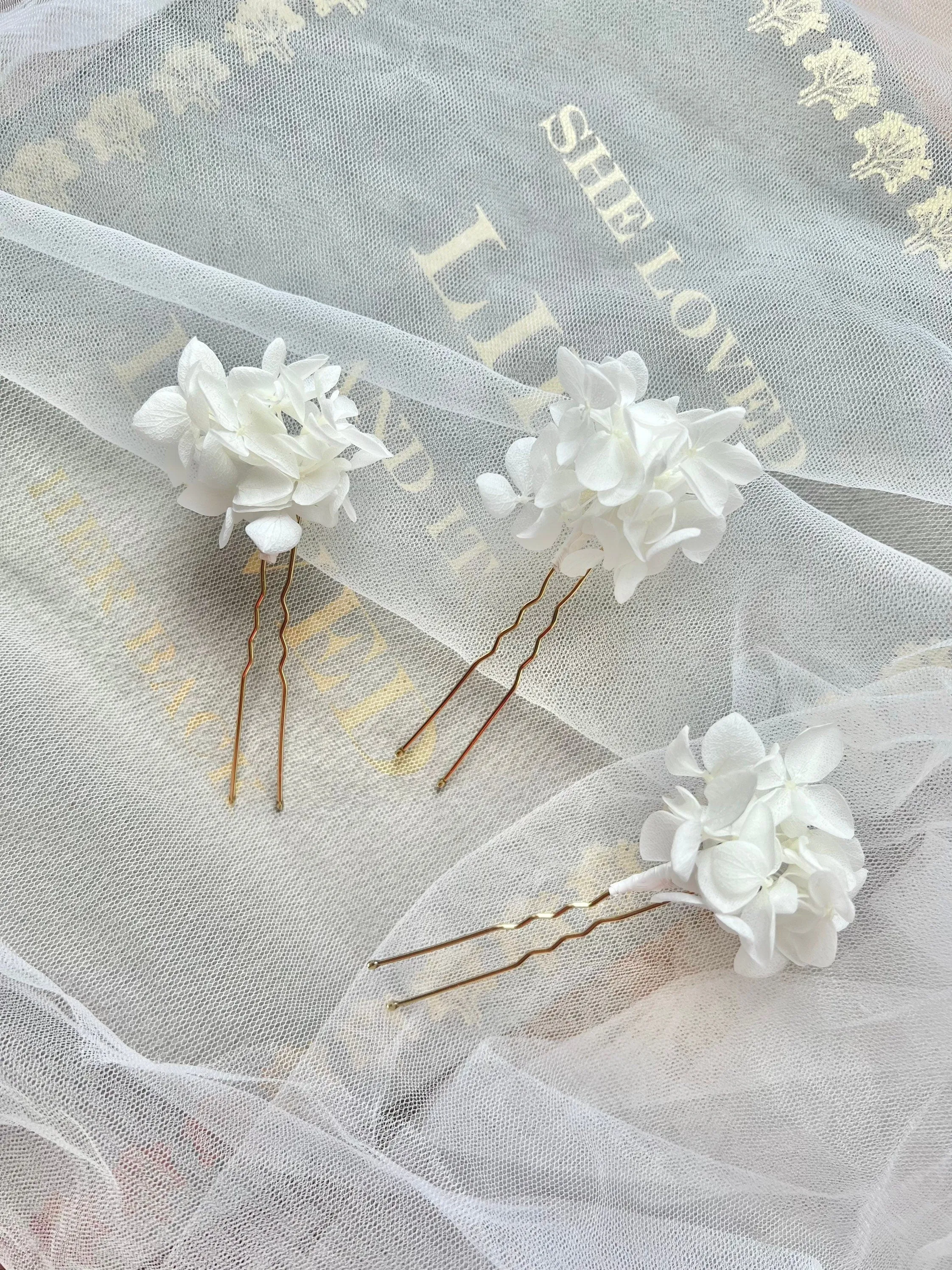 White Flower Bridal Hair Pins, Floral Wedding Hair Pins, Minimal Bride Hair Accessories, Ivory Preserved Hydrangea Hair Picks UK