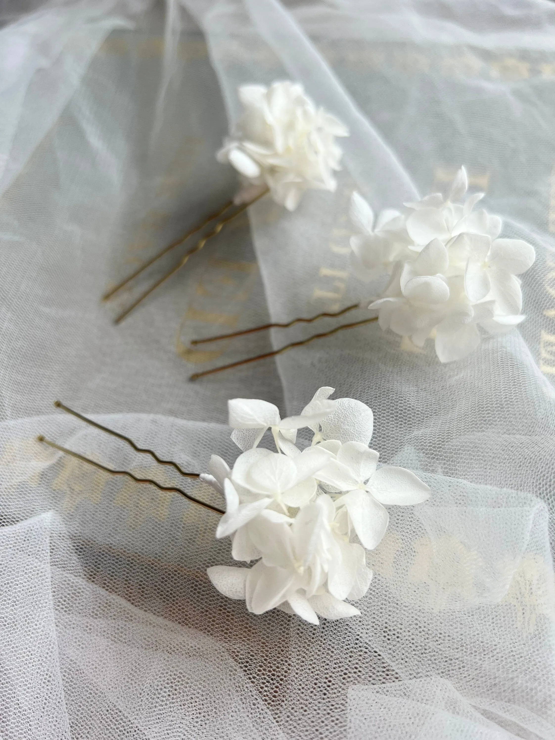 White Flower Bridal Hair Pins, Floral Wedding Hair Pins, Minimal Bride Hair Accessories, Ivory Preserved Hydrangea Hair Picks UK