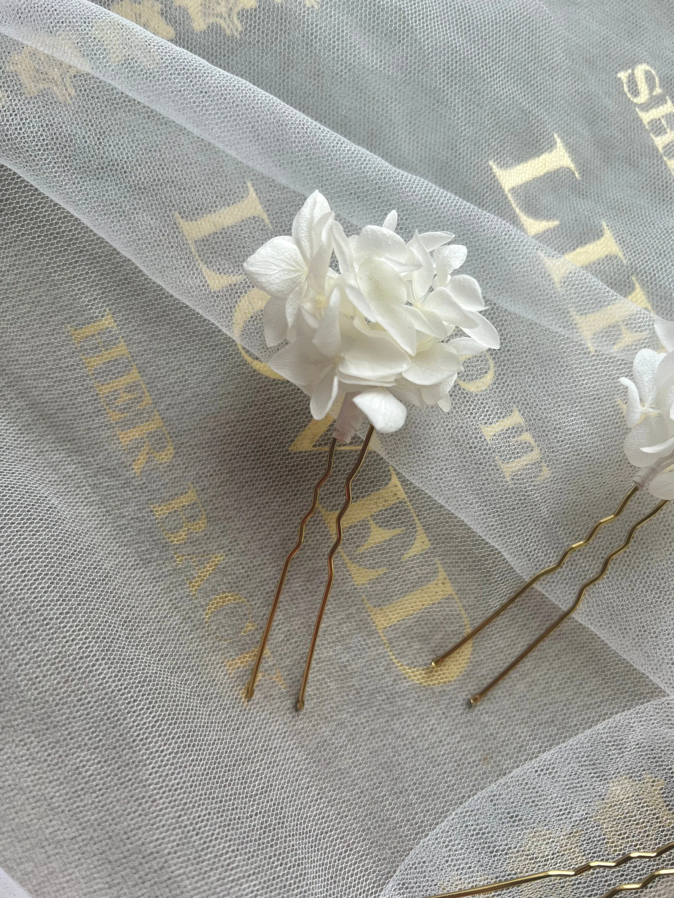 White Flower Bridal Hair Pins, Floral Wedding Hair Pins, Minimal Bride Hair Accessories, Ivory Preserved Hydrangea Hair Picks UK