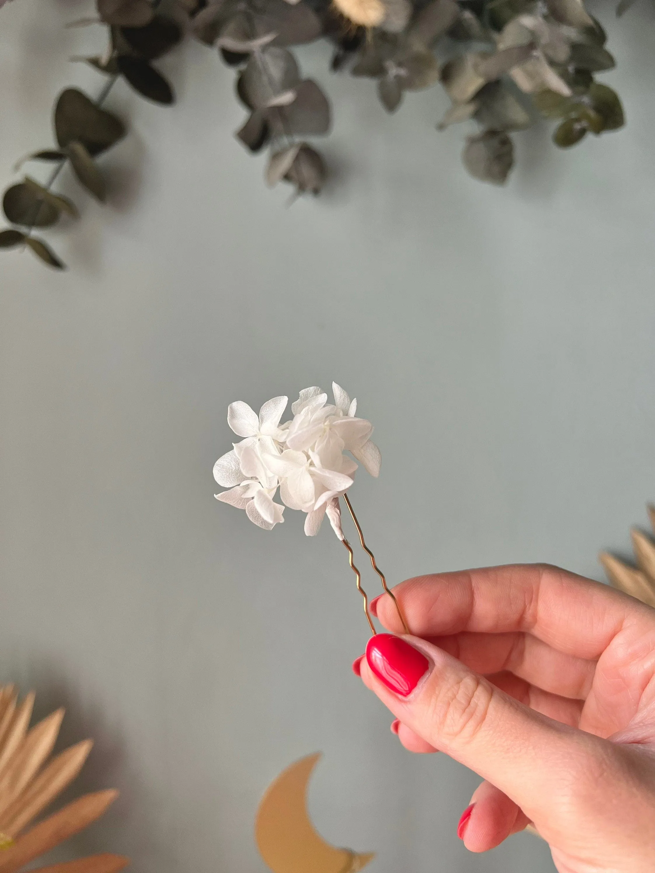 White Flower Bridal Hair Pins, Floral Wedding Hair Pins, Minimal Bride Hair Accessories, Ivory Preserved Hydrangea Hair Picks UK